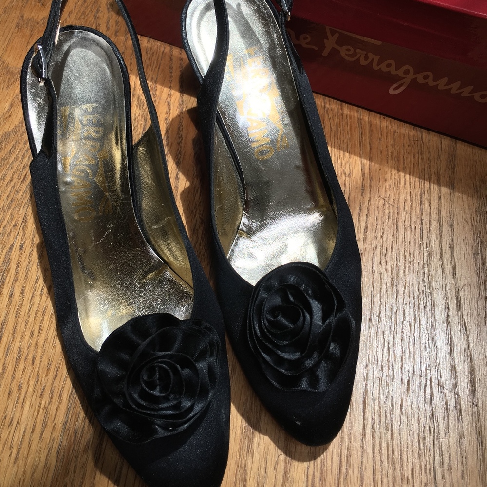 Vintage Ferragamo Black Flower Heels 7.5 AAA